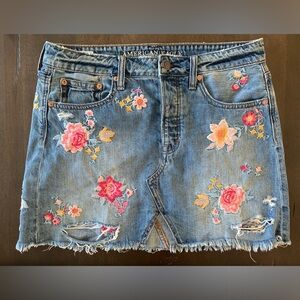 Floral Embroidered American Eagle Jean Skirt - size 6